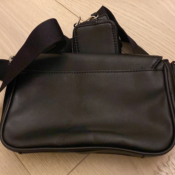 Guess - Picture 2 of 3